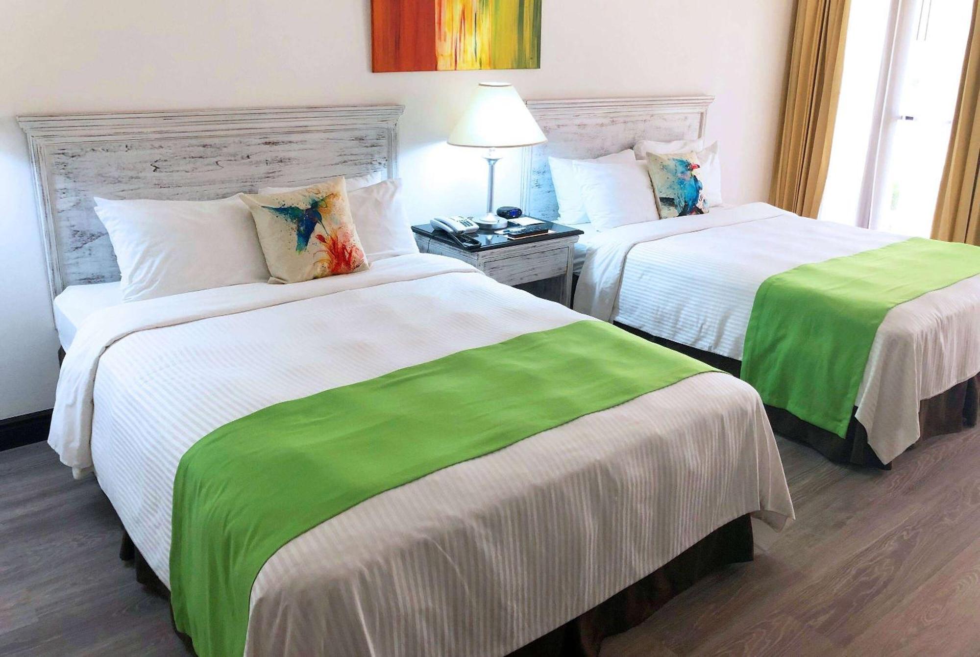 Wyndham San Jose Herradura 외부 사진 A bed runner
