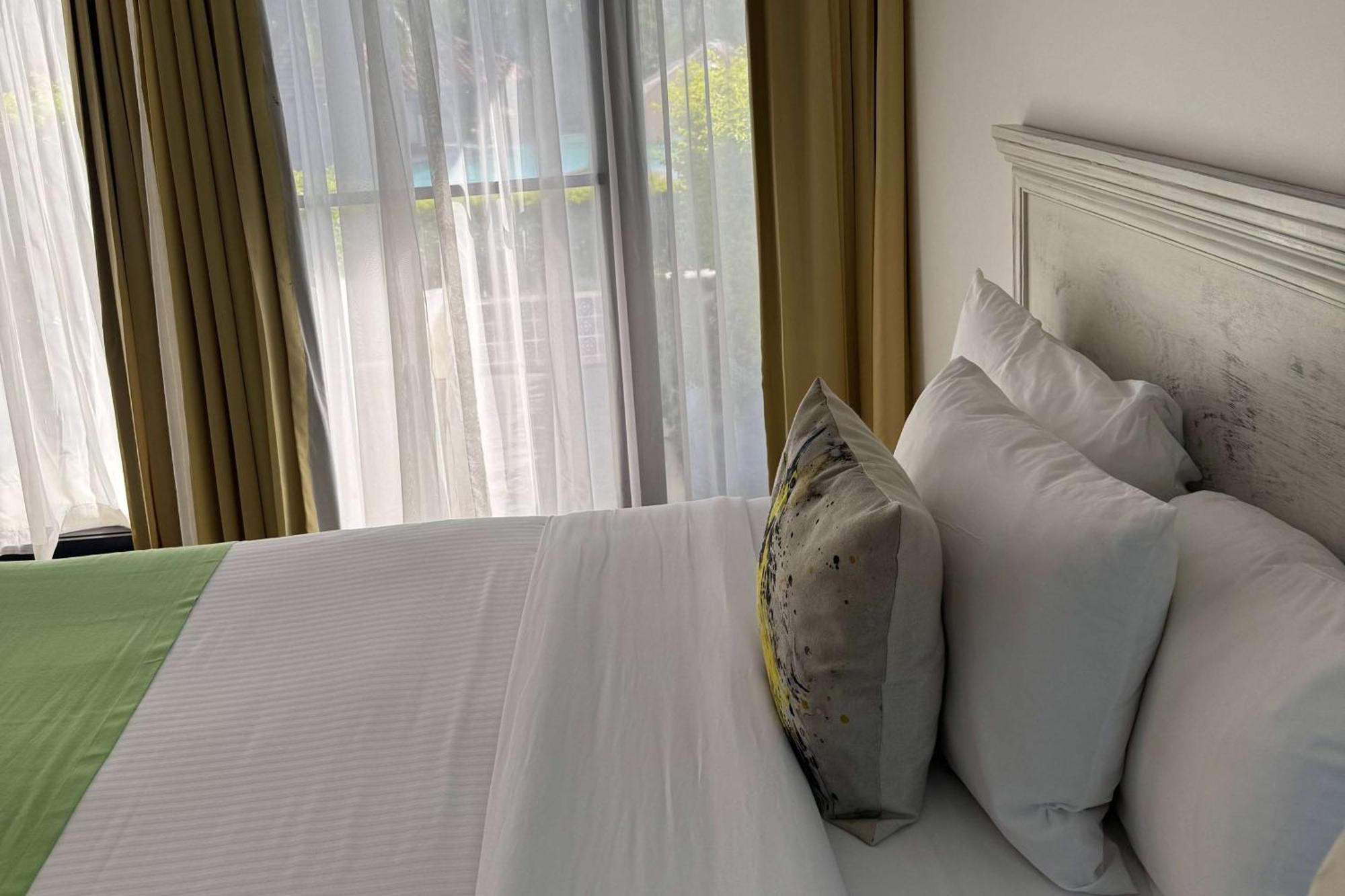 Wyndham San Jose Herradura 외부 사진 A bed with pillows